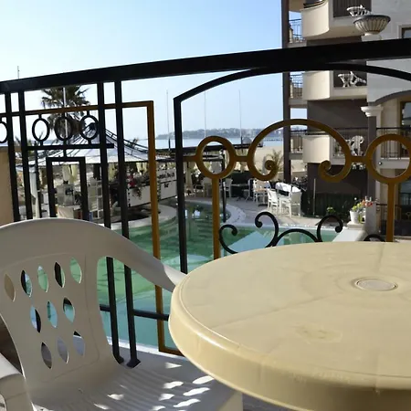 Golden Rainbow Apartment *